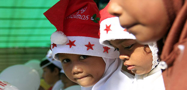 OrijoReporter.com, banning Muslims from wearing Santa hats