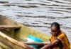 VIDEO: LADY PLUNGES INTO LAGOS LAGOON, RESCUED BY CANOE DRIVER