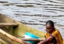 VIDEO: LADY PLUNGES INTO LAGOS LAGOON, RESCUED BY CANOE DRIVER